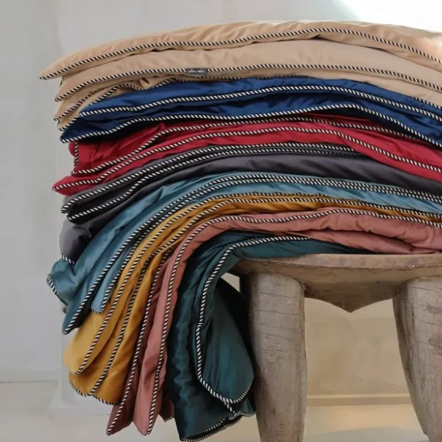 Maison Jean-Vier Édredon ou boutis jaune laiton velours