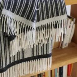 Maison Jean-Vier Plaid en cachemire et laine gris foncé à franges
