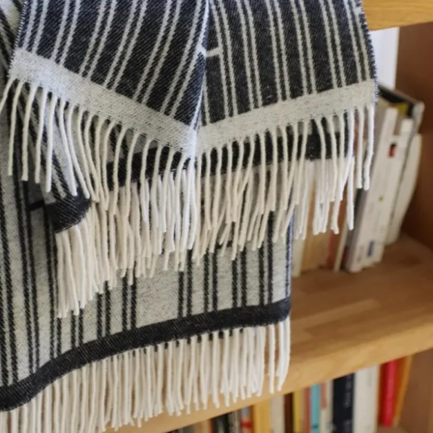 Maison Jean-Vier Plaid en cachemire et laine gris foncé à franges