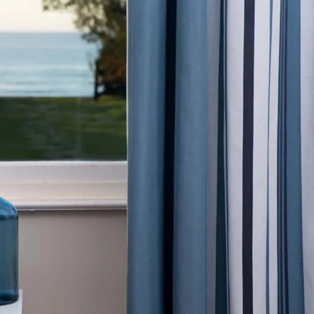 Maison Jean-Vier Rideau bleu en coton tissage chevrons