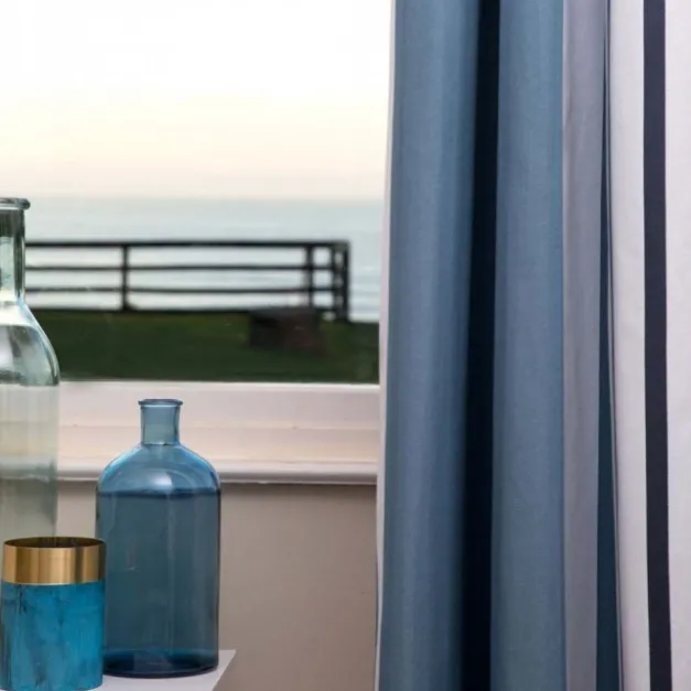 Maison Jean-Vier Rideau bleu en coton tissage chevrons